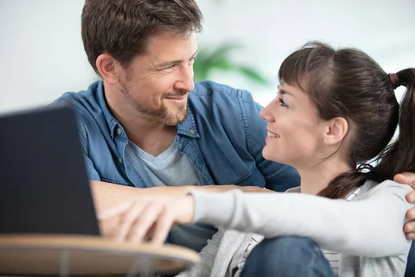 Happy Couple Using Laptop Home — Stockfoto