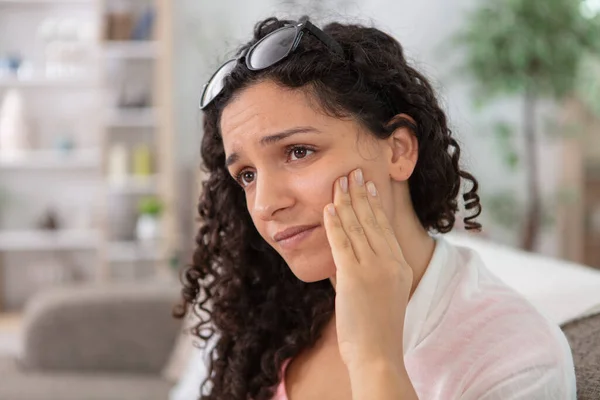 Schöne Junge Frau Leidet Unter Zahnschmerzen — Stockfoto