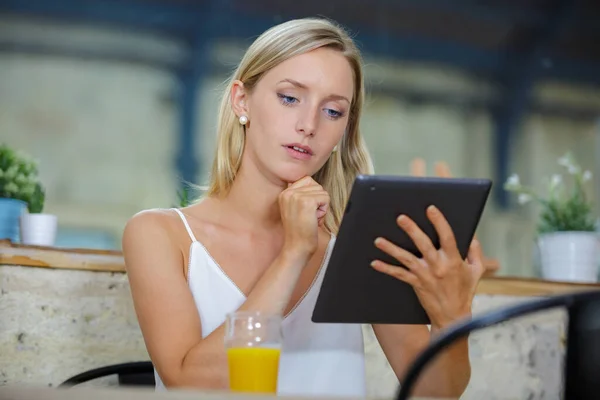 Woman Bar Video Conference Call — Stockfoto