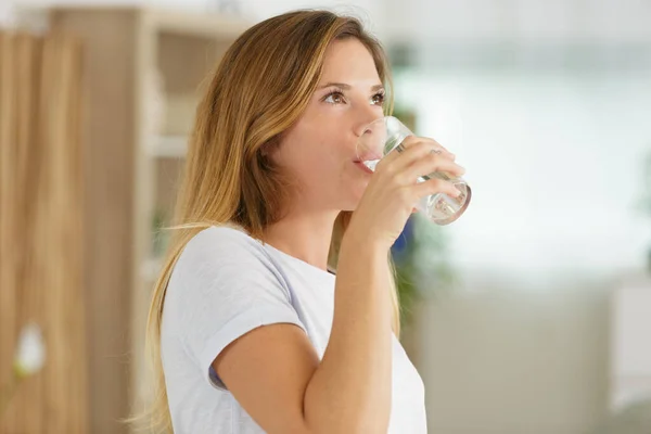 Donna Attraente Che Beve Bicchiere Acqua — Foto Stock