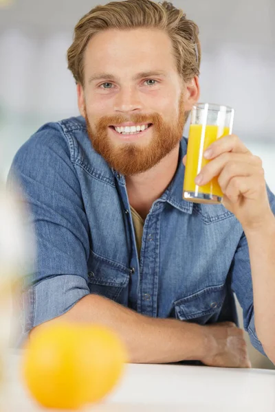 Man Drinking Oranges Man — Zdjęcie stockowe