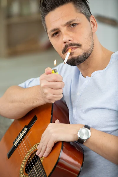 Man Playing Guitar Enjoying Cigarette — Stock Photo, Image