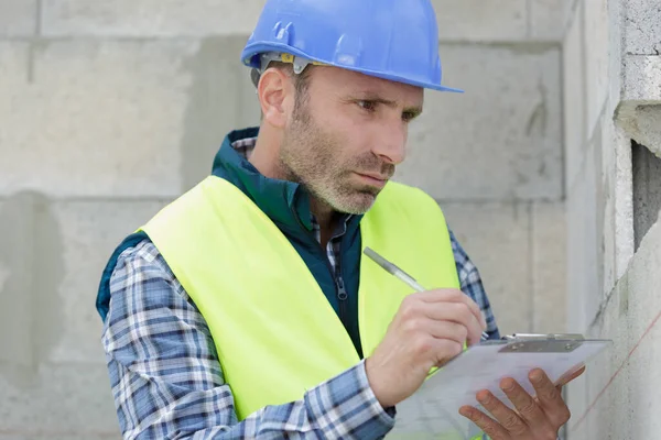 Construtor Masculino Escrevendo Área Transferência — Fotografia de Stock