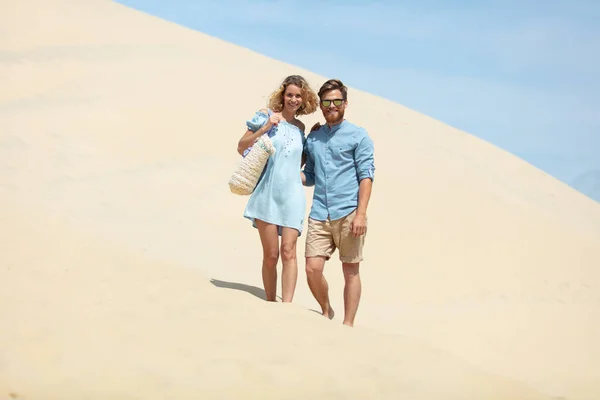 Happy Couple Walking Dune — Stockfoto