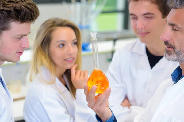Science Teacher Students Holding Long Necked Glass Flask — Zdjęcie stockowe
