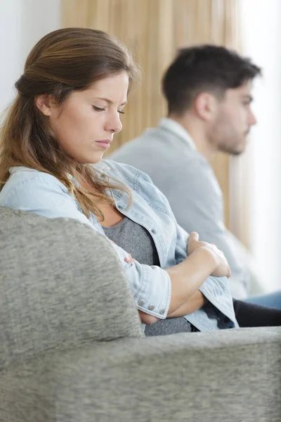 Pareja Molesta Sentada Sofá — Foto de Stock