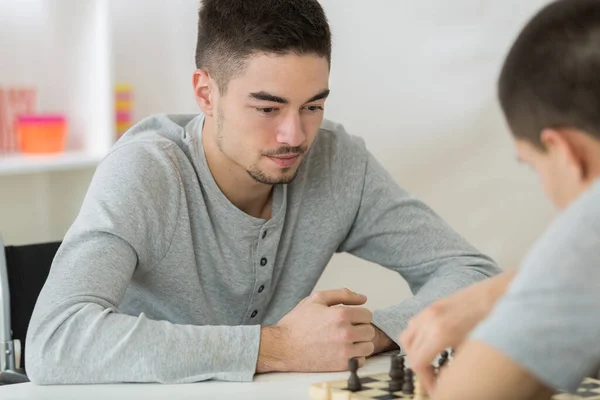 Portrait Deux Jeunes Hommes Jouant Aux Échecs — Photo