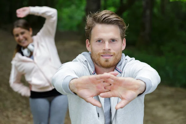 Beau Homme Qui Étire Parc — Photo