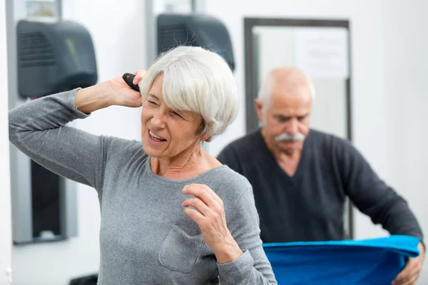 Senior Vrouw Haar Handen Drogen — Stockfoto