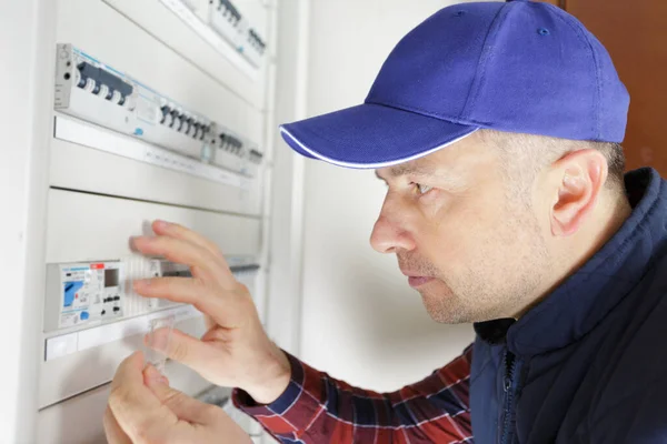 Eletricista Masculino Trabalhando Fusebox — Fotografia de Stock