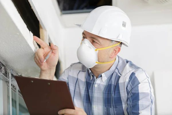 Inspector Wearing Mask While Assessing Property — Stock Photo, Image