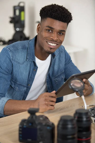 Mann Som Vasker Sitt Digitale Kamera Med Spesiell Børste – stockfoto