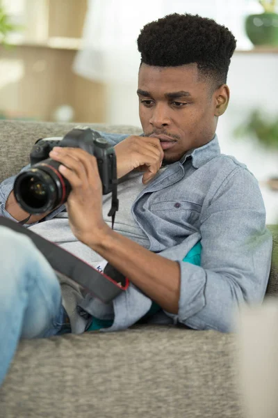 Male Photographer Checking Camera Sofa — Stockfoto