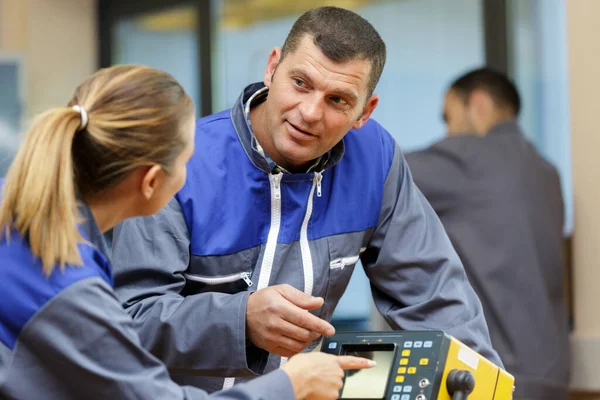 Technicians Discussion Electronic Equipment — Stock Fotó