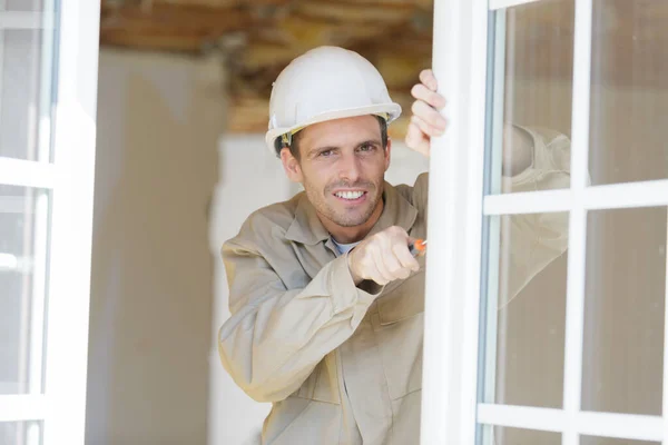 Uomo Sta Installando Una Finestra — Foto Stock