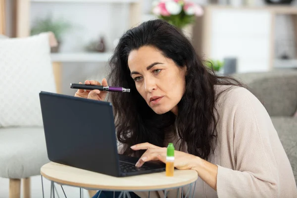Mature Woman Working Laptop Smoking Electronic Cigarette — Fotografia de Stock