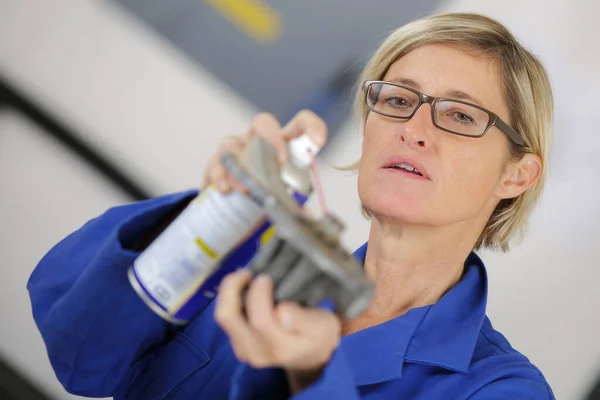 Mécanicien Femme Travaillant Sur Voiture Dans Son Atelier — Photo