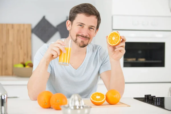 Homem Feliz Bebendo Suco Laranja — Fotografia de Stock