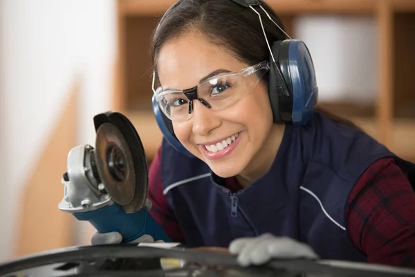 Smiling Female Worker Using Angle Grinder — Foto Stock