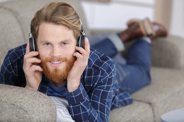 Man Laying Sofa Listening Headphones — Stok fotoğraf