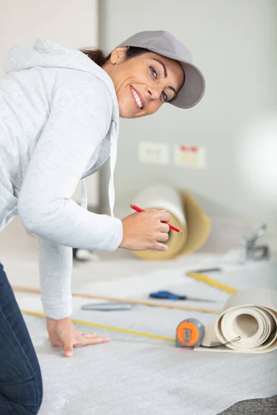Happy Young Woman Measuring Marking Laminate Floor — Stock Photo, Image