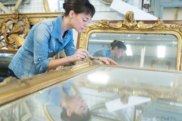 Female Artisan Working Big Wooden Picture Frame — Stock Photo, Image