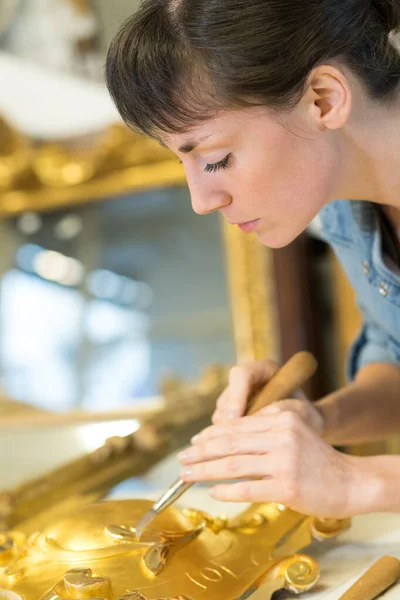 Female Artisan Working Gold Leaf — Stock Photo, Image