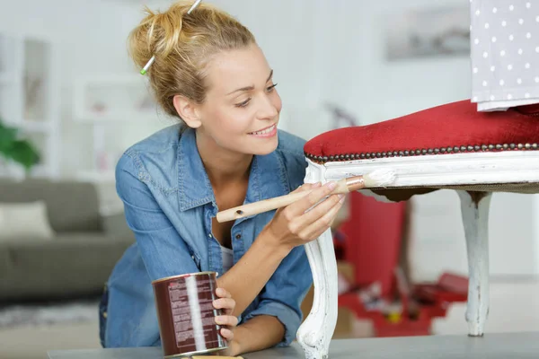 Mujer Pintura Renovando Silla Casa Imagen De Stock