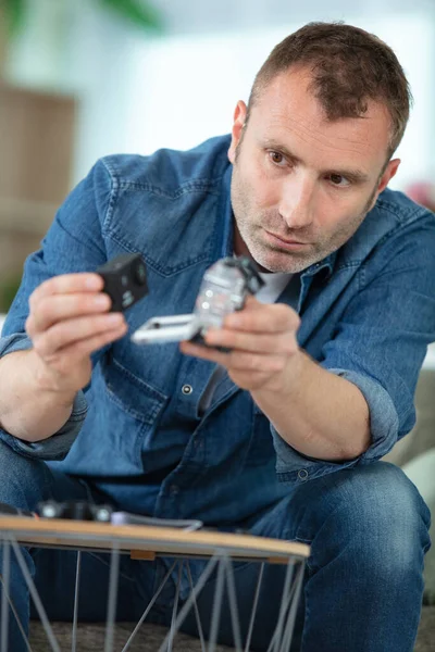 Hombre Estudiando Cómo Reparar Cámara Fotos de stock libres de derechos