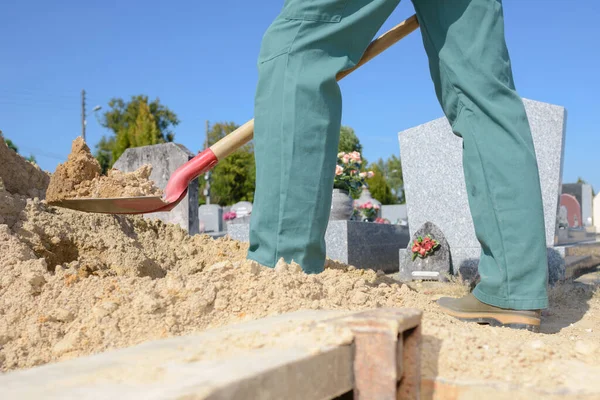 Closeup Man Digging Grave — Stock Photo, Image