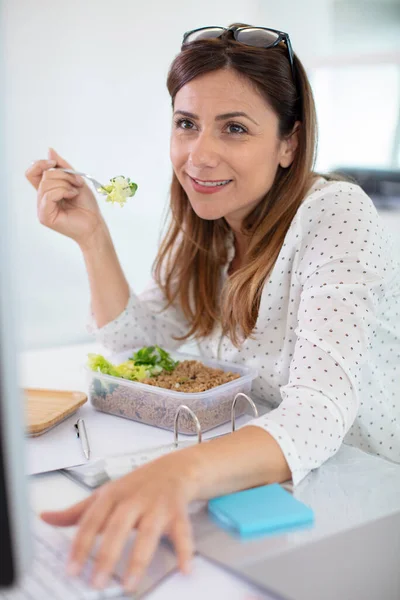 Jonge Vrouw Eet Salade Kantoor — Stockfoto