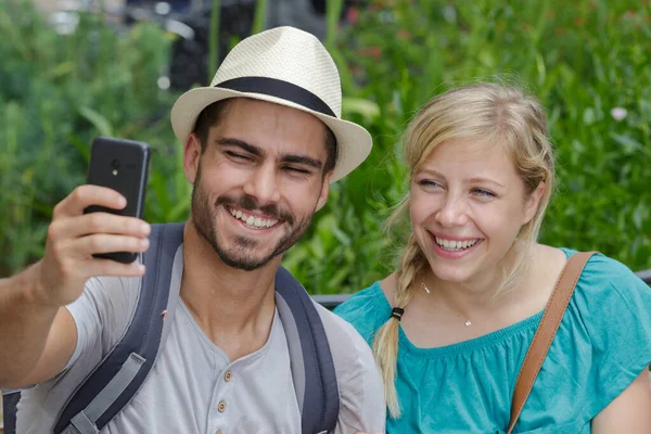 Młody Szczęśliwy Para Robi Selfie Przyrodzie — Zdjęcie stockowe