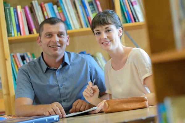 Een Volwassen Stel Samen Studeren — Stockfoto