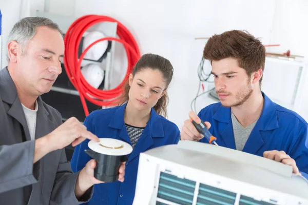 Monteur Leerlingen Die Een Autofilter Controleren — Stockfoto