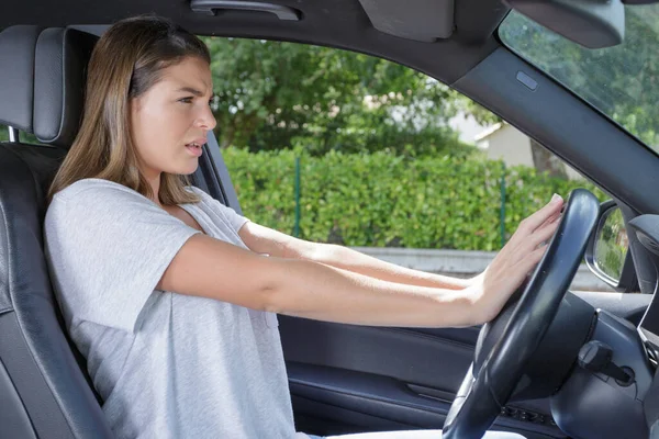 Mujer Mano Presionando Cuerno Coche —  Fotos de Stock