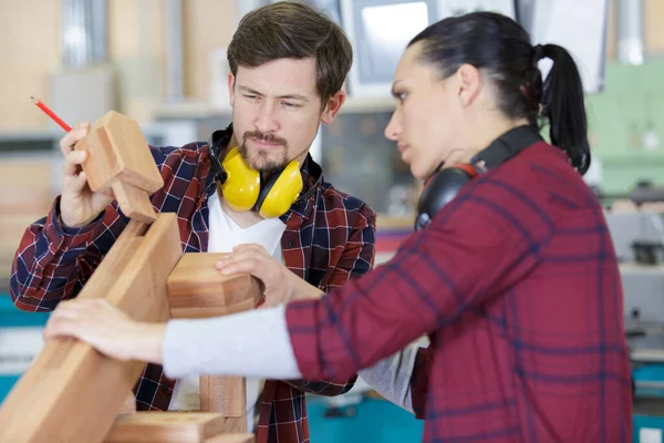 Man Woman Assembling Traditional Wooden Construction — Stock Photo, Image