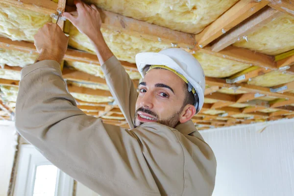 Een Werkende Bouwer Een Plafond — Stockfoto