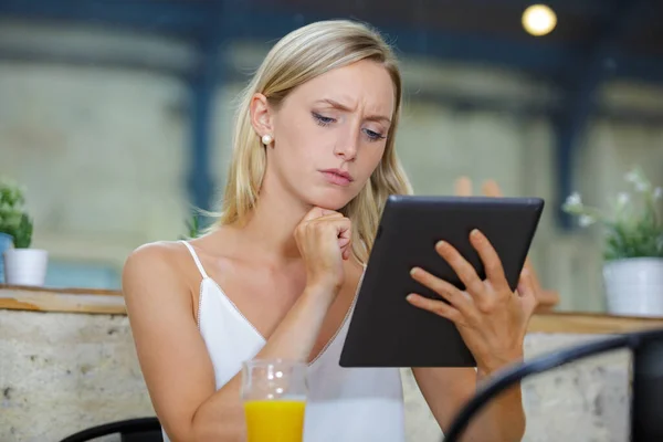 Mooi Schattig Jong Zakenvrouw Het Cafe Met Behulp Van Digi — Stockfoto