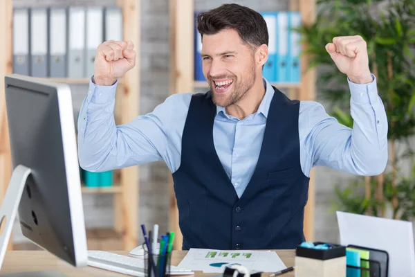 Oficinista Masculino Creativo Con Computadora —  Fotos de Stock