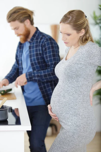 Joven Embarazada Que Sufre Dolor Vientre —  Fotos de Stock