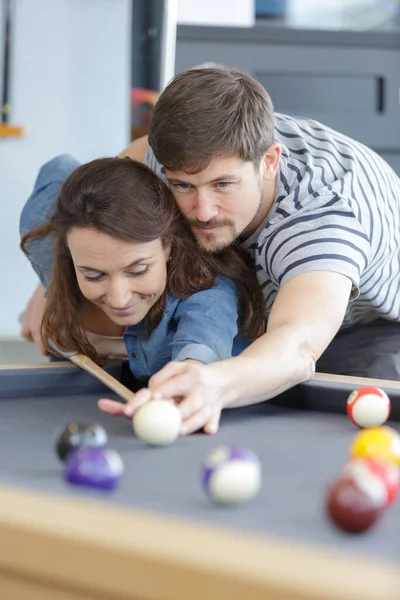 Casal Namoro Divertir Jogando Snooker Juntos Bar — Fotografia de Stock