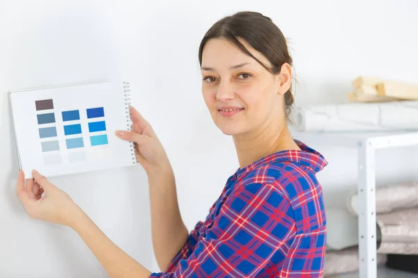 Kobieta Trzyma Broszurę Kolorów Farby Ścianie — Zdjęcie stockowe