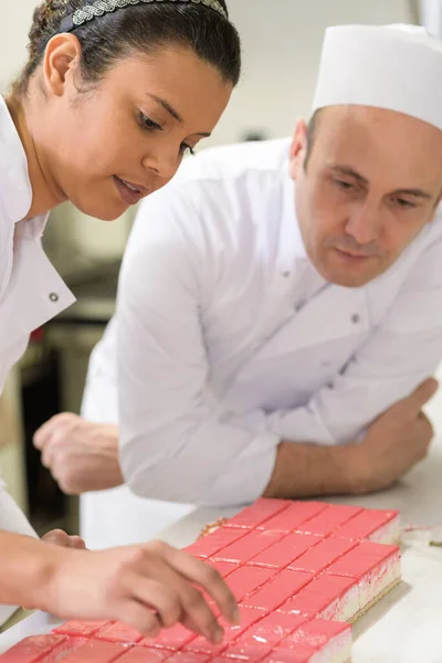 Chef Pastelaria Aprendiz Decorar Bolo — Fotografia de Stock