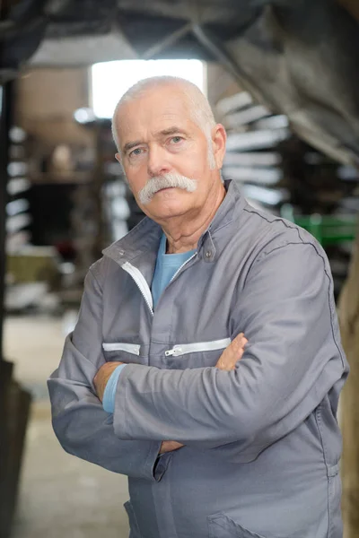 Retrato Homem Sênior Oficina Vestindo Macacão — Fotografia de Stock