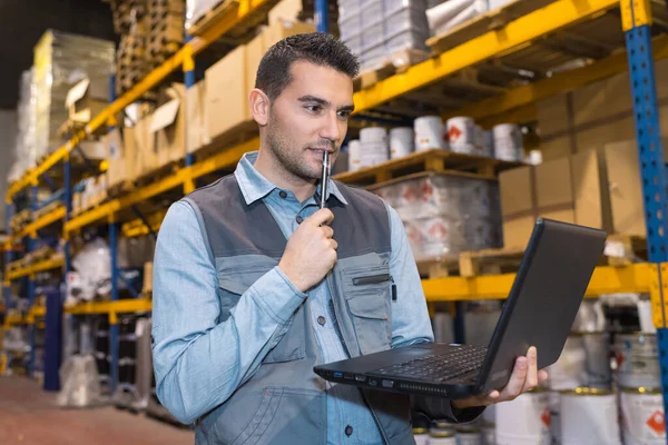 Man Using Laptop Warehouse — Stock Photo, Image