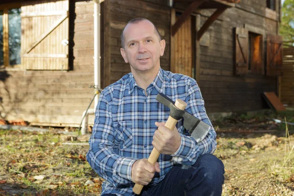 Lumberjack Com Machado Descansando Livre — Fotografia de Stock