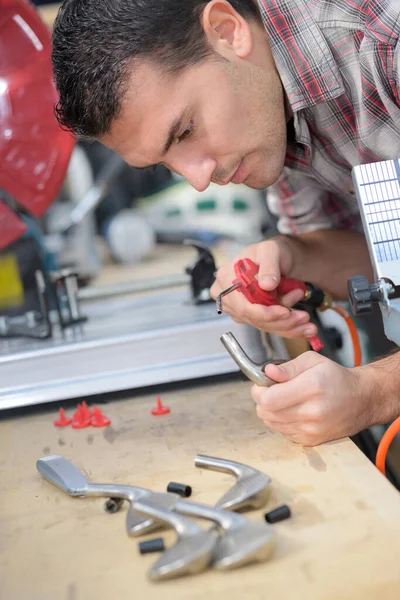 Homme Utilisant Ligne Air Pour Souffler Des Objets Métalliques — Photo