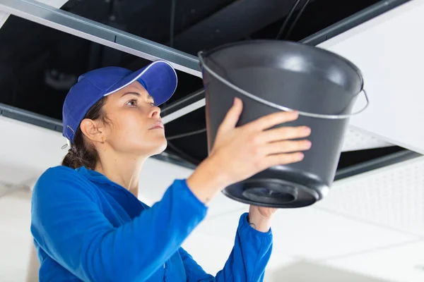 Mulher Preocupada Segurando Balde Teto Cozinha — Fotografia de Stock