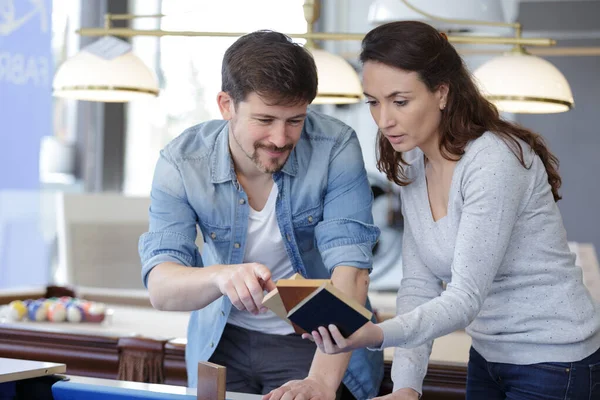 Sonriente Pareja Tienda Muebles — Foto de Stock