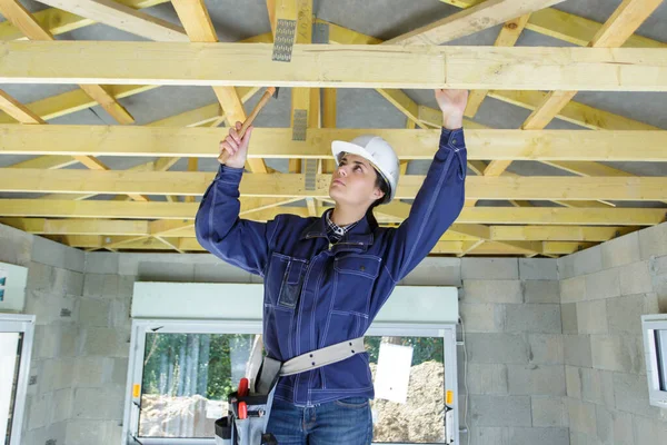 Mulher Trabalhador Construção Vestindo Capacete Branco Ferramentas Cinto Saco — Fotografia de Stock